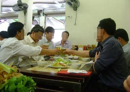 Phạt nặng công chức uống rượu bia buổi trưa - 2