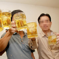 Tin tức trong ngày - Phạt nặng công chức uống rượu bia buổi trưa