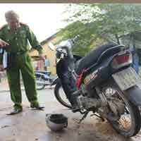 Tin tức trong ngày - Xe máy bốc cháy, chủ nhân thành đuốc sống