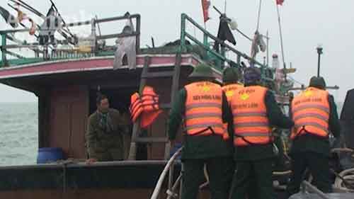 Quảng Bình: Tàu cá thứ 3 bị mất tích - 2