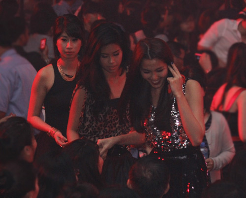 Cả nhà chồng Hà Tăng gây chú ý - 3