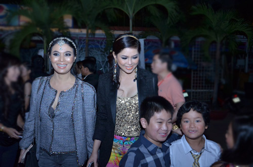 Cả nhà chồng Hà Tăng gây chú ý - 9