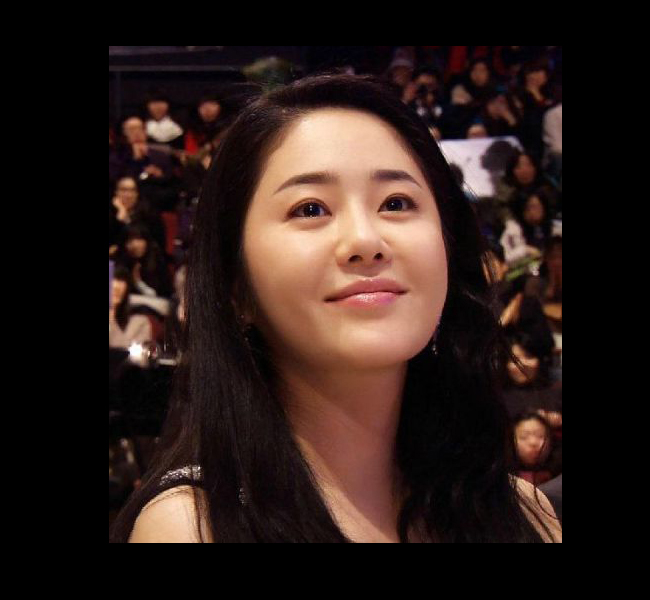 Go Hyun Jung sinh năm 1971, và sau hơn 20 năm hoạt động trong ngành  giải trí cô vẫn được bầu là nữ diễn viên có nụ cười quyến rũ nhất xứ  Hàn. Làn da tươi sáng và nụ cười tỏa nắng, phong cách giản dị đã khiến  cho Go Hyun Jung luôn xinh đẹp rạng ngời như tuổi đôi mươi.