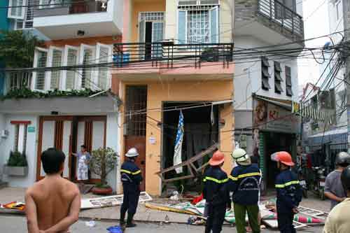 Nổ lớn trong phòng trọ, 5 người bị thương - 2