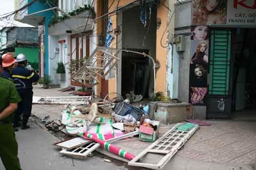 Nổ lớn trong phòng trọ, 5 người bị thương - 3