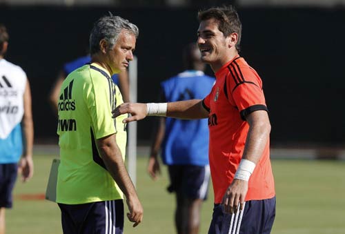 Real: Trị Mourinho, trị cả Casillas - 1