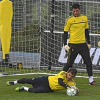 Bóng đá - Real: Trị Mourinho, trị cả Casillas