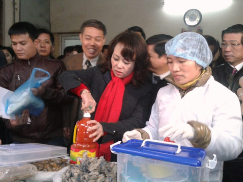 HN: 2 bộ trưởng bất ngờ kiểm tra chợ Đồng Xuân - 1