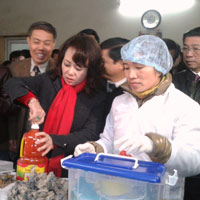 Tin tức trong ngày - HN: 2 bộ trưởng bất ngờ kiểm tra chợ Đồng Xuân