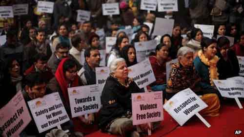 Ấn Độ: Máu nạn nhân ở quần áo 5 kẻ hiếp dâm - 1