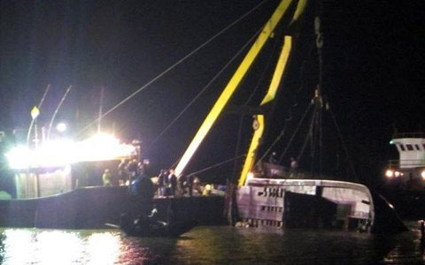 Kể chuyện cật lực trong sóng dữ vớt tàu chìm - 3