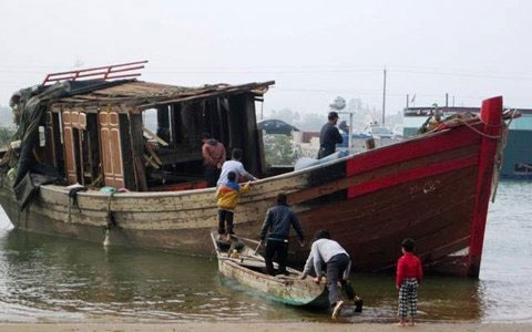 Kể chuyện cật lực trong sóng dữ vớt tàu chìm - 4
