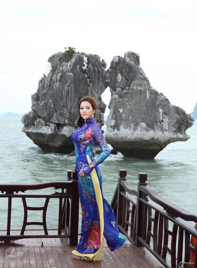 Bộ ảnh áo dài chụp trên nền sông nước Vịnh Hạ Long càng tăng thêm ý nghĩa quảng bá cho một hình ảnh đẹp về du lịch Việt Nam.