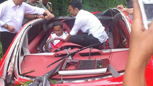 Bộ trưởng Indonesia phá nát xế điện - 1