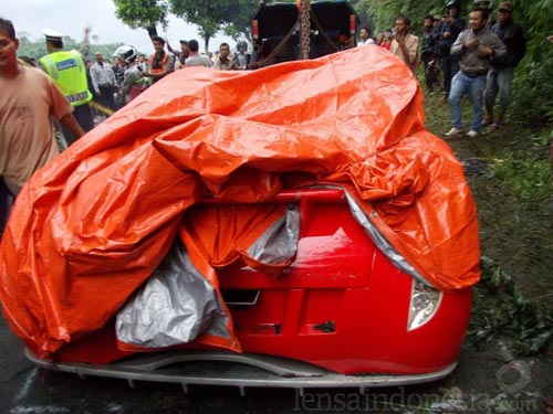 Bộ trưởng Indonesia phá nát xế điện - 3