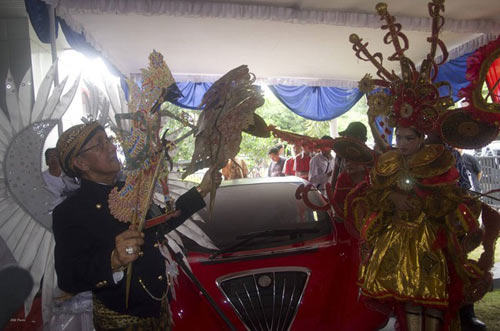 Bộ trưởng Indonesia phá nát xế điện - 6