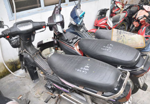 Bắt hai nhóm dàn cảnh quẹt xe để cướp - 2