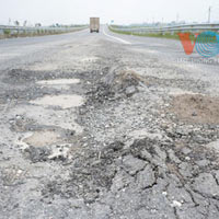 Tin tức trong ngày - Thu phí rồi… bao giờ đường mới tốt?