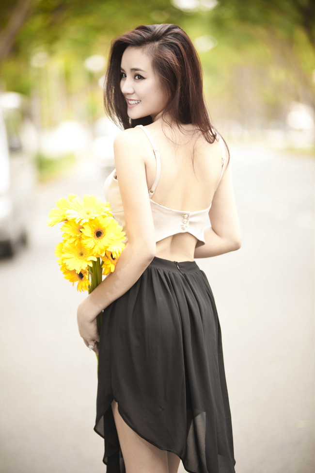 Khéo léo diện trang phục khoe lưng trần, Vy Oanh luôn biết cách thu hút mọi ánh nhìn từ người xem mỗi khi xuất hiện.