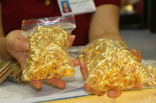 Vàng bị 'dìm' giá tới 6 triệu đồng - 1