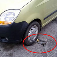 Tin tức trong ngày - Đề xuất khóa bánh ô tô đỗ lộn xộn