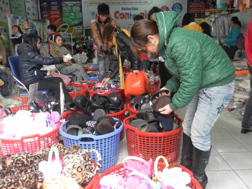 Rét đậm, hàng chống rét “sốt” xình xịch - 3