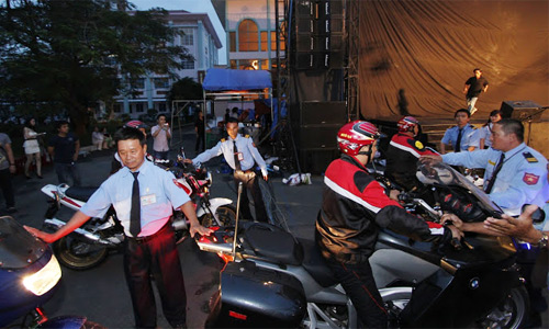 Sao Việt cưỡi mô tô đi diễn gây huyên náo - 4
