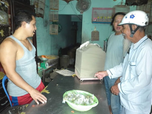 Châu chấu nuôi... người - 4