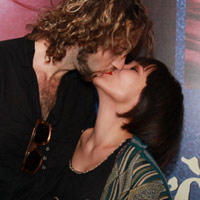  - Ra mắt phim, Mai Khôi hôn say đắm bạn trai