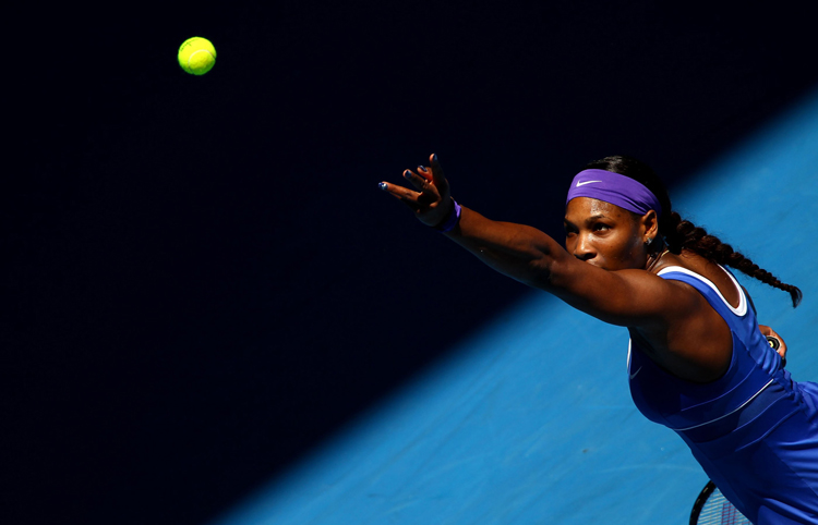 Serena Williams giao bóng trong trận đấu gặp Ekaterina Makarova ở vòng 4