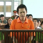 Pháp luật - Bác sĩ đánh chết vợ lãnh án 20 năm tù