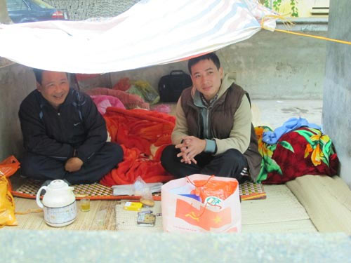 Người nhà bệnh nhân co ro trong giá rét - 2