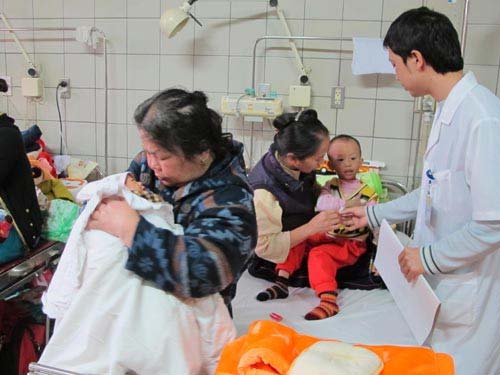 Người nhà bệnh nhân co ro trong giá rét - 8