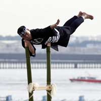 Tin tức trong ngày - Xem lính cứu hỏa Nhật Bản "múa cột"