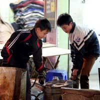 Tin tức trong ngày - Trẻ em vật lộn mưu sinh trong giá rét Thủ đô