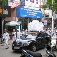 Tin tức trong ngày - Bi hài  chuyện làm “đám ma to”