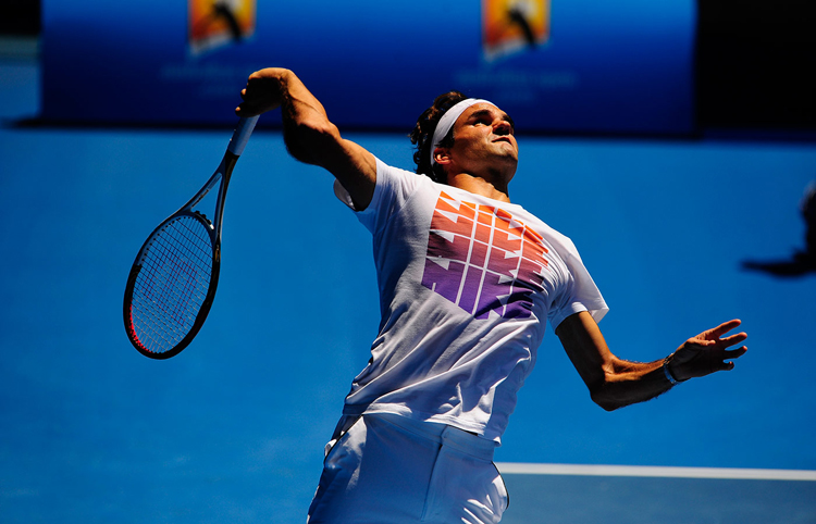 Roger Federer tập giao bóng trong ngày hôm qua, 8/1/2013.