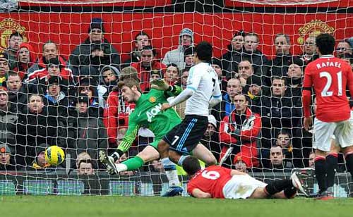 MU – Liverpool: Tâm điểm Persie – Suarez - 2