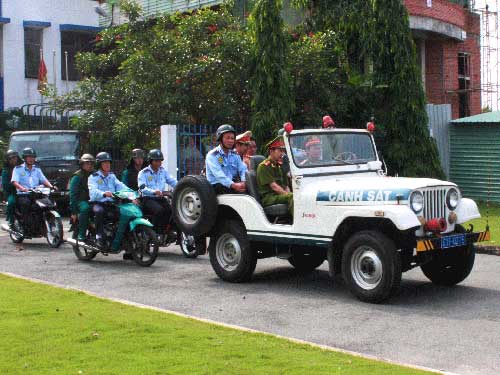 Quân đội cùng công an trấn áp tội phạm - 2