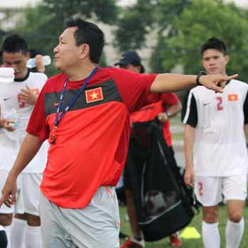 Bóng đá - Làm việc với VFF như... đánh bạc