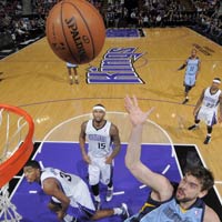 Thể thao - NBA: Gasol "vứt" bóng vào rổ