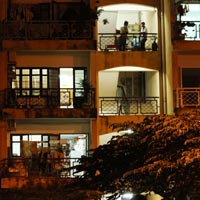 Tin tức trong ngày - Đu lan can trốn CA, hai con bạc tử vong