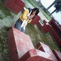 Giáo dục - du học - Tạo dáng ở mộ liệt sĩ, nữ sinh hối lỗi