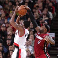 Thể thao - NBA: LeBron James "đập ruồi" từ đằng sau