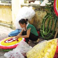 Tin tức trong ngày - Kiến nghị xem lại quy định "7 vòng hoa"