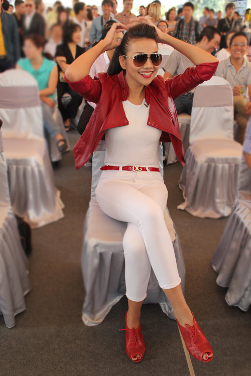 Thanh Hằng, Trí Nguyễn hút mắt bên siêu xe - 4