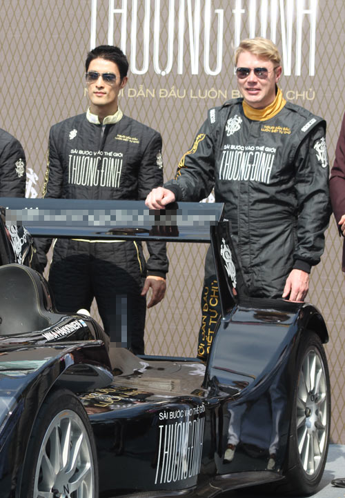 Thanh Hằng, Trí Nguyễn hút mắt bên siêu xe - 11