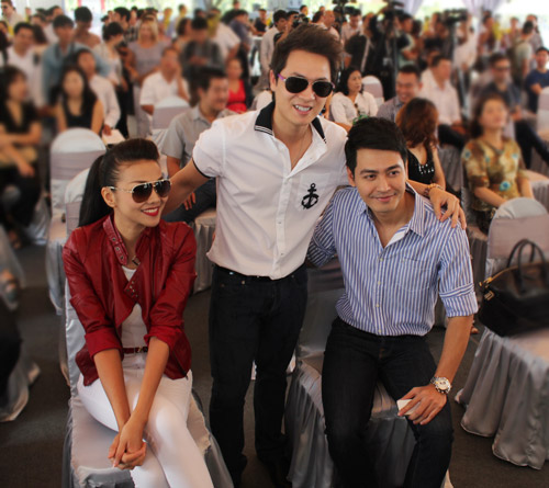 Thanh Hằng, Trí Nguyễn hút mắt bên siêu xe - 7