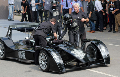 Thanh Hằng, Trí Nguyễn hút mắt bên siêu xe - 12