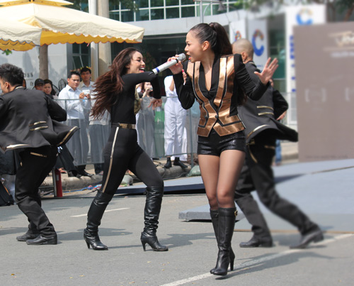 Thanh Hằng, Trí Nguyễn hút mắt bên siêu xe - 14